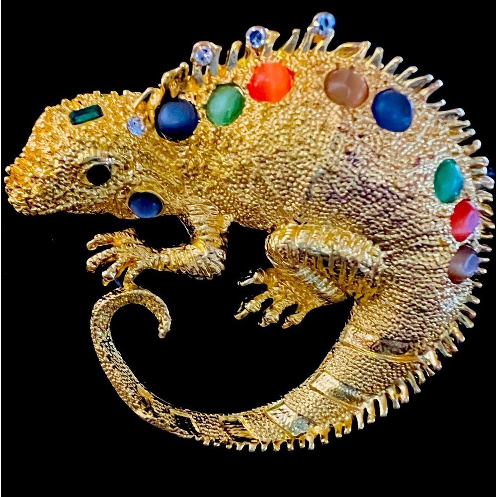 Oversized brooch